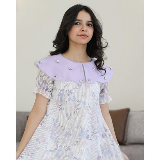 صورة فستان بناتي مشجر بنفسجي بياقة مرصعة بالإكسسوار اللامع - M3811